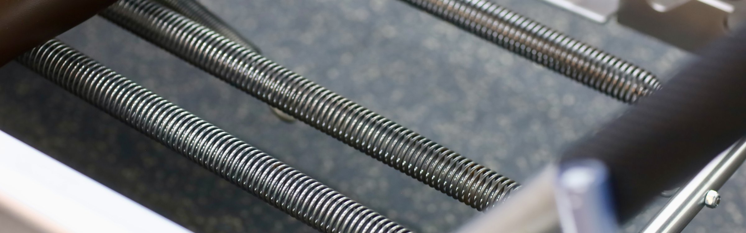 Detail banner — close-up of Gratz aluminium apparatus and spring