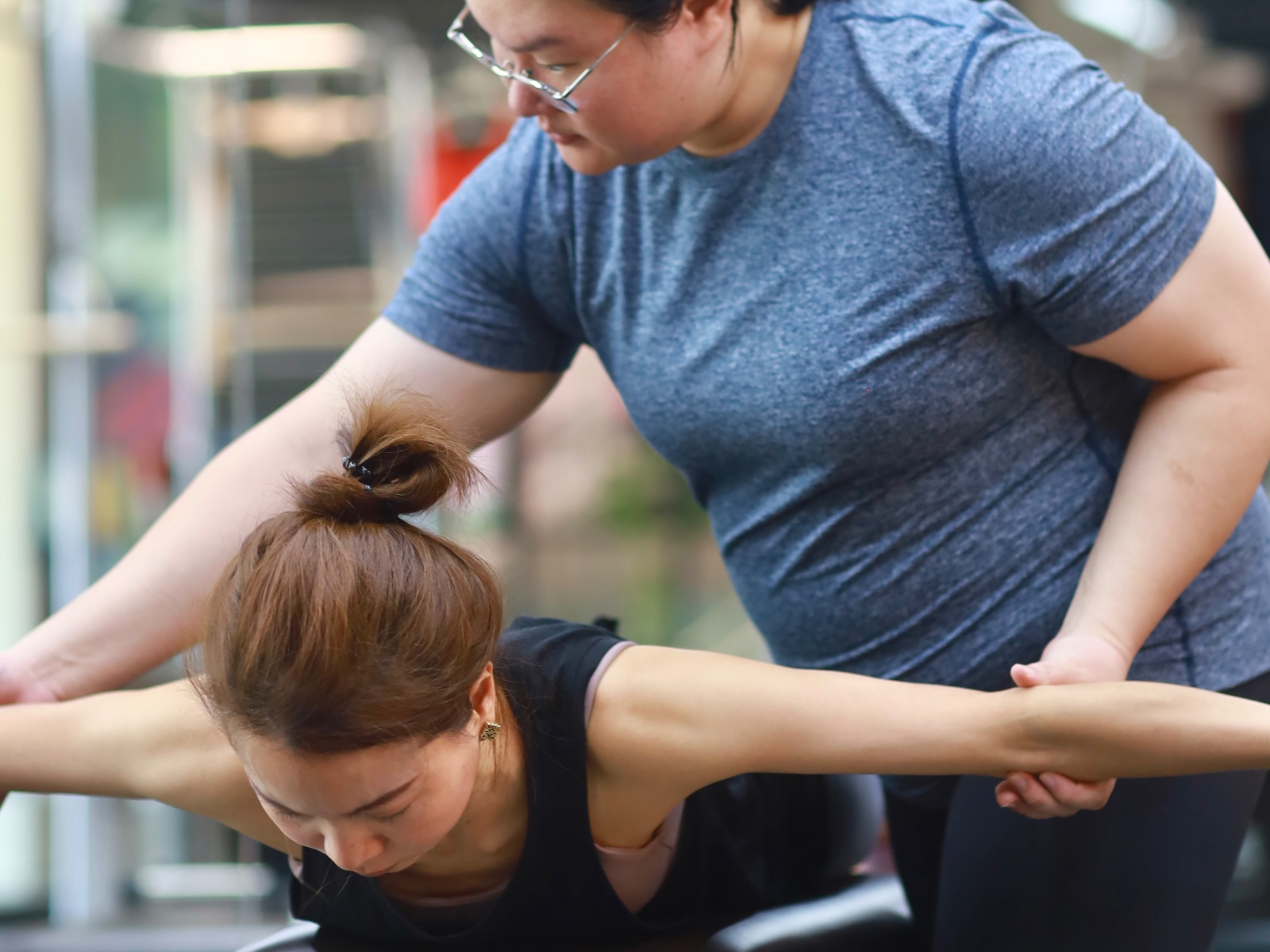 Kru Aeoy guiding a student on the apparatus
