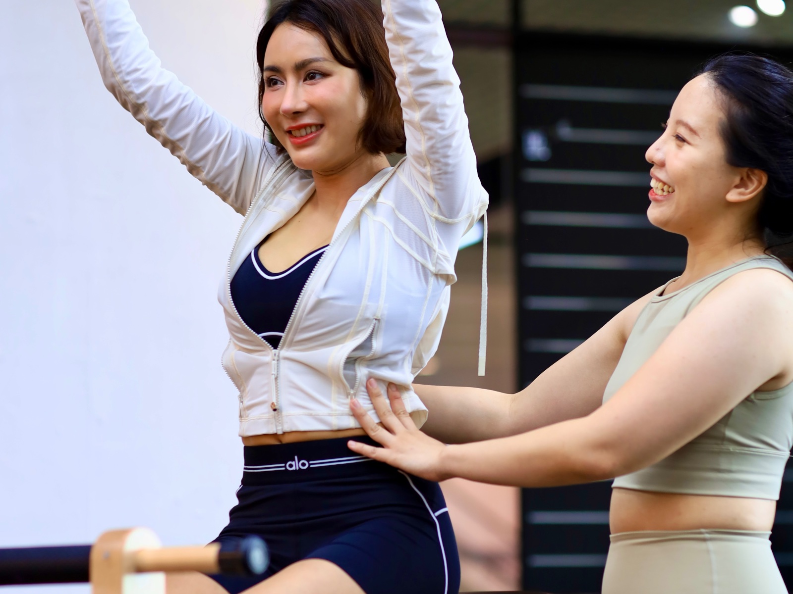 Kru Lin teaching a Classical Pilates session